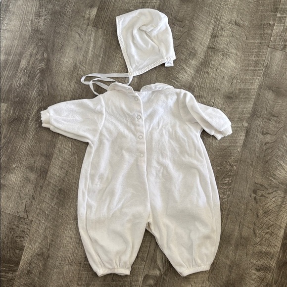 Baby Dior One Piece Romper Snap Bottom USA Made 0-3 M Collar Beautiful w Bonnet - Picture 4 of 4